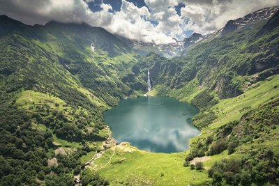 Vue plongeante sur le lac d'Oô et sa cascade
