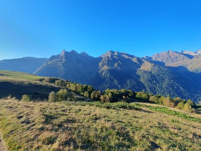 Vue sur le port de Venasque depuis le plateau